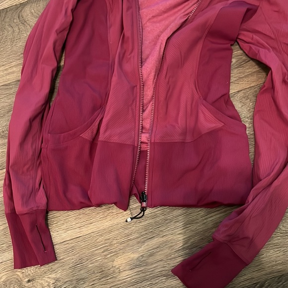Lululemon reversible hooded jacket in magenta. Has thumb holes. Size 8. - Picture 3 of 7